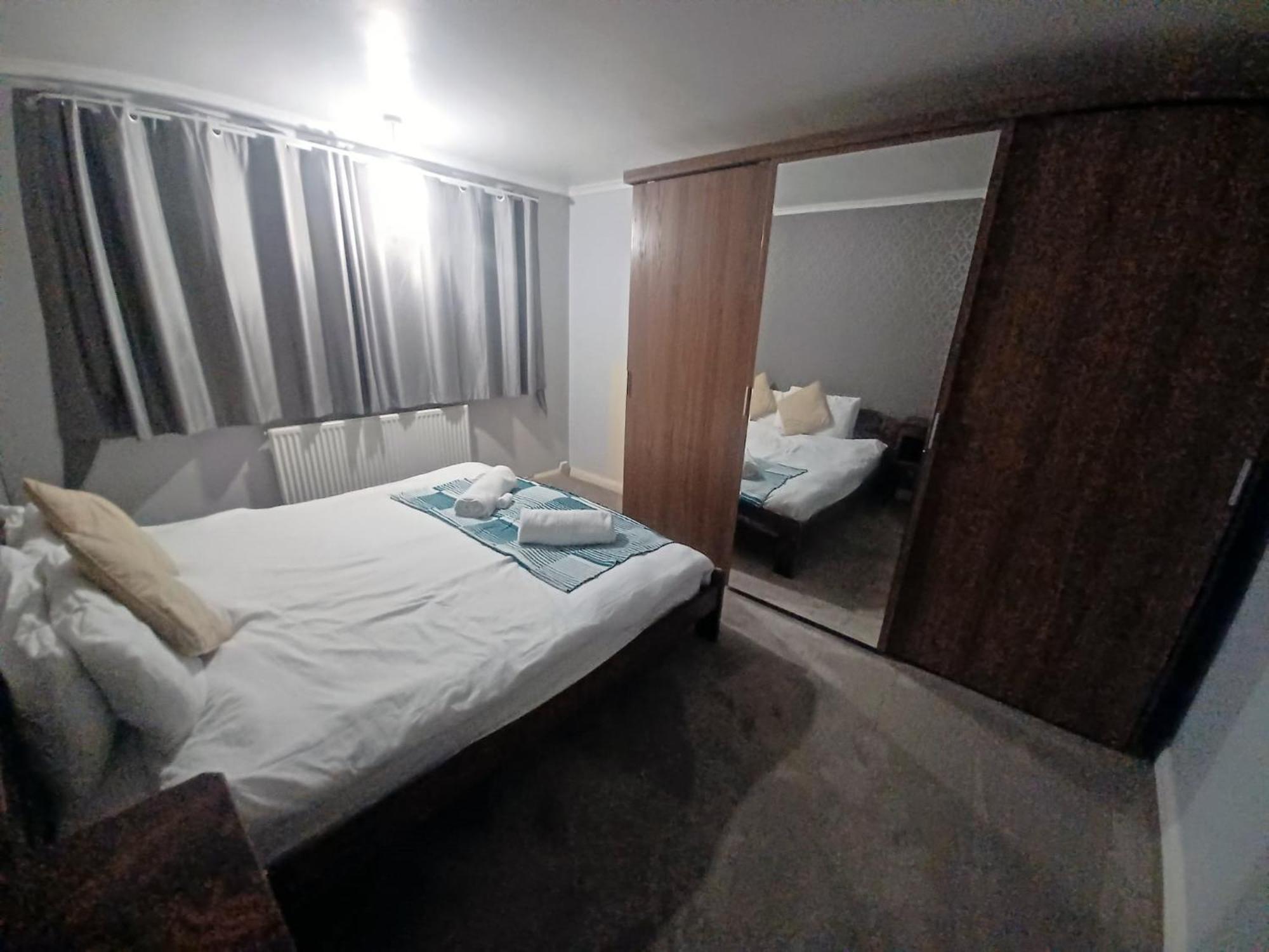 The Rushdon Apartment Grays ภายนอก รูปภาพ