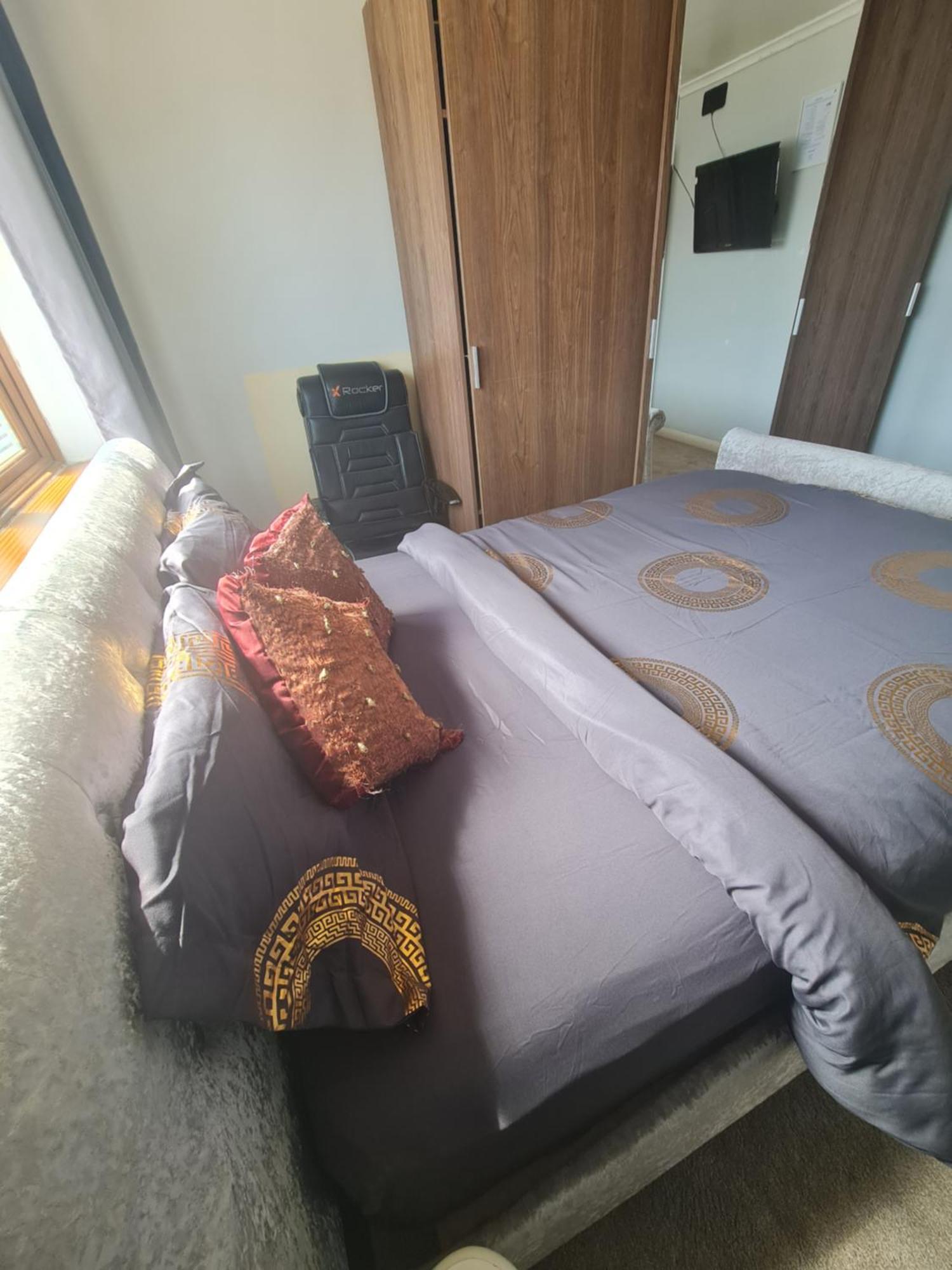 The Rushdon Apartment Grays ภายนอก รูปภาพ